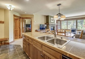 Modern Ski-In Condo - Steps to Gondola & Mountain Fun
