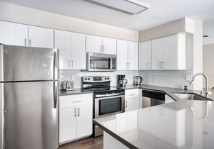 Modern Sunnyvale 3BR w/Gym, Pool & Parking, near freeways, by Blueground