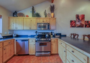 Modern Townhome with Seasonal Pool and Hot Tub - Views and Hiking Nearby