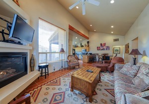 Modern Townhome with Seasonal Pool and Hot Tub - Views and Hiking Nearby