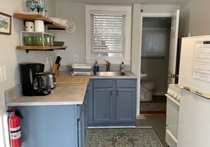 Monthly Rental! Walk to Beach from adorable 1 bedroom cottage