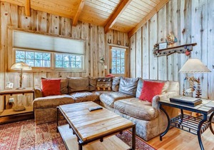 Moose Hut Cabin: Dog Friendly, Shared Hot Tub!