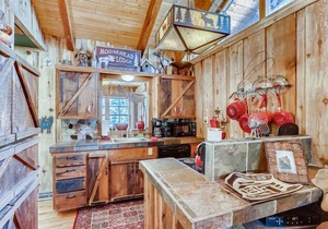 Moose Hut Cabin: Dog Friendly, Shared Hot Tub!