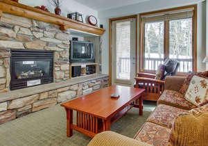 Mountain Getaway with a Shared Outdoor Pool, Hot Tub and Nature Views