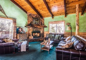 Mountain Lodge Retreat- 10 Minutes From the Lake