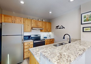 Mountain-view condo with great balcony & grill - bus to slopes