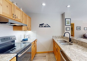 Mountain-view condo with great balcony & grill - bus to slopes