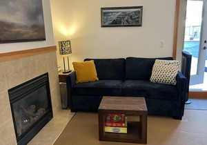 Mountain views, top floor, large deck, comfortable beds