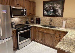 MTN. Thunder 2BR/2BA Corner Unit - 2 Queens in guest bedroom - 1 Block from Town