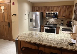 MTN. Thunder 2BR/2BA Corner Unit - 2 Queens in guest bedroom - 1 Block from Town