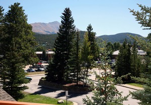 MTN. Thunder 2BR/2BA Corner Unit - 2 Queens in guest bedroom - 1 Block from Town