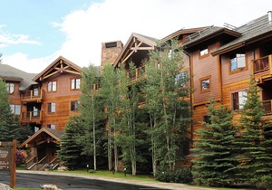 MTN. Thunder 2BR/2BA Corner Unit - 2 Queens in guest bedroom - 1 Block from Town