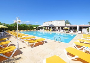 New apartments equipped with hotel services near the sea