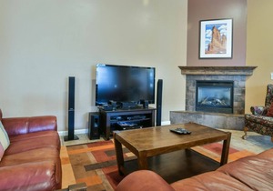 NEW LISTING CW443 - Great downtown location with a private hot tub - sleeps 9 comfortably