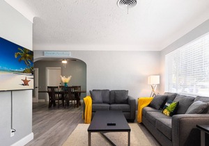 NEW- Seaside Sanctuary - 3 bed/2 bath minutes from the beach and downtown!