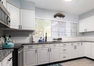 NEW- Seaside Sanctuary - 3 bed/2 bath minutes from the beach and downtown!