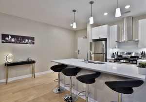 *New* XquisiteMidCenturyM0d~ Condo *OTR* w/Parking