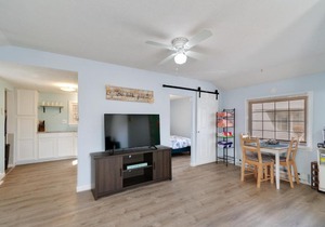 Niagara Rd Cottage in perfect location to visit Lake Erie or Cleveland home