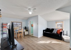 Niagara Rd Cottage in perfect location to visit Lake Erie or Cleveland home