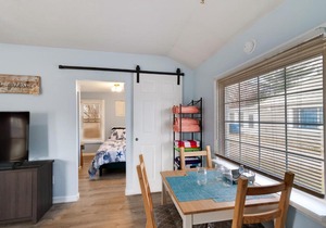 Niagara Rd Cottage in perfect location to visit Lake Erie or Cleveland home