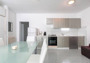 Nice apartment in Stinjan with kitchen