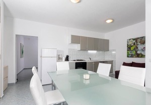 Nice apartment in Stinjan with kitchen