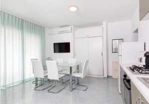 Nice apartment in Stinjan with kitchen