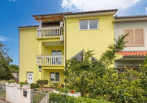 Nice apartment in Stinjan with kitchen