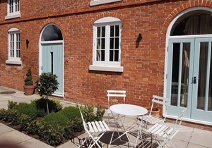 No.2 Meynell Mews king/twin room