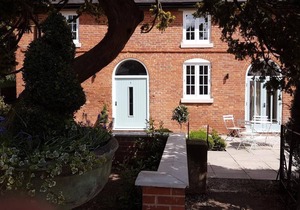 No.2 Meynell Mews king/twin room