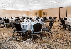 Norwood Inn & Suites La Crosse - Deluxe 1 King Suite with Jacuzzi Oversized NS