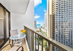 Ocean View, Walk to Waikiki Beach, Wi-Fi & Parking