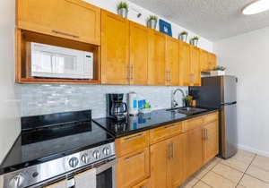 Ocean View, Walk to Waikiki Beach, Wi-Fi & Parking