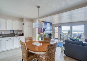 Oceanfront Neskowin Beauty with Easy Beach Access!