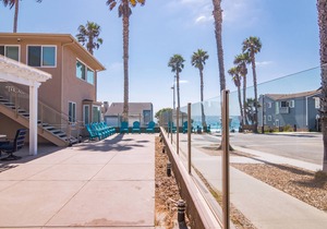 Oceanside Family-Friendly Condo with Beach Access, WiFi & Courtyard with Grills