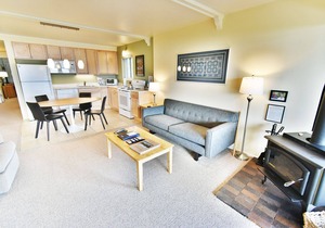 On Lake! End Unit, Hot Tub, Elevator! Walk to Concerts, Marina, Dining