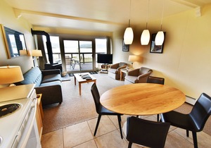 On Lake! End Unit, Hot Tub, Elevator! Walk to Concerts, Marina, Dining