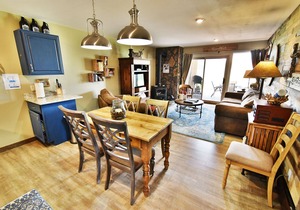 On Lake! Fully Updated! Ground Floor, Hot Tub. Walk to Concerts, Marina