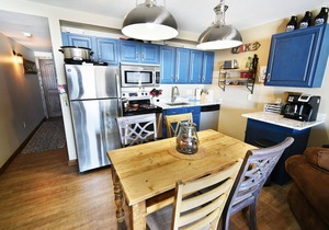 On Lake! Fully Updated! Ground Floor, Hot Tub. Walk to Concerts, Marina