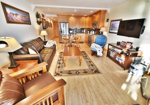 On Lake! Hot Tub, Views, Elevator! Walk to Concerts, Marina, Dining