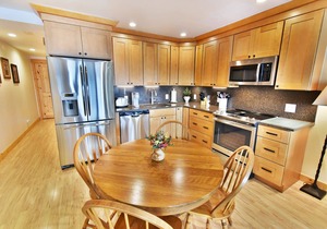 On Lake! Hot Tub, Views, Elevator! Walk to Concerts, Marina, Dining
