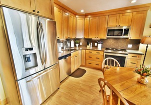 On Lake! Hot Tub, Views, Elevator! Walk to Concerts, Marina, Dining