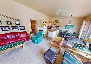 On River Trail! End Unit Near Hot Tubs. Deck. Walk/Shuttle to Dining, Events