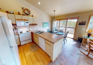 On River Trail! End Unit Near Hot Tubs. Deck. Walk/Shuttle to Dining, Events