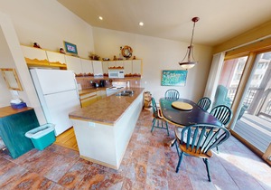On River Trail! End Unit Near Hot Tubs. Deck. Walk/Shuttle to Dining, Events