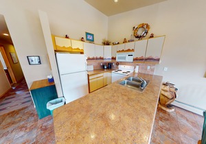 On River Trail! End Unit Near Hot Tubs. Deck. Walk/Shuttle to Dining, Events