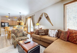 On Sierra Star Golf Course! Bright Unit, Gas Grill & Laundry. Pool On-site