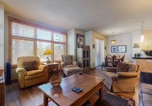 On the Golf Course! Bright, Updated. Gas Grill, Wash/Dryer, Relaxing Location