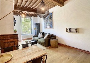 On the herb square! In the historic center of Uzes, charm and decor.