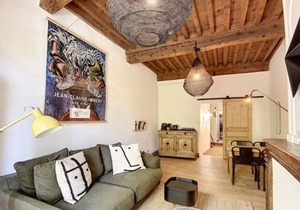 On the herb square! In the historic center of Uzes, charm and decor.